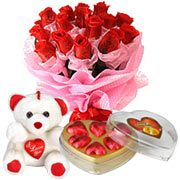 Cuddle Teddy with heart, Chocolates and Bouquet of Red Roses Cuddle Teddy with heart, Chocolates and Bouquet of Red Roses