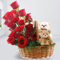 Smart-Looking Red Roses Arrangement with Twin Teddy Smart-Looking Red Roses Arrangement with Twin Teddy