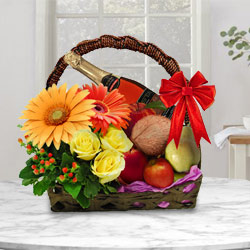 Delightful Here Comes the Santa Gift Hamper Delightful Here Comes the Santa Gift Hamper