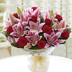 Charming White Lilies N Red Roses Bouquet Charming White Lilies N Red Roses Bouquet