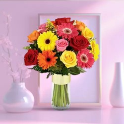 Fabulous Glass Vase Presentation of Gerberas N Roses Fabulous Glass Vase Presentation of Gerberas N Roses
