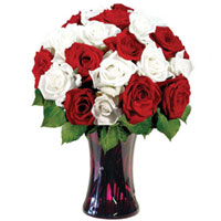 Designer Glass Vase Presentation of Red N White Roses Designer Glass Vase Presentation of Red N White Roses