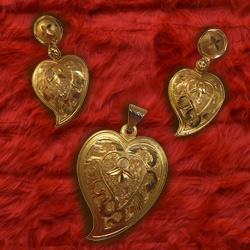 Traditional Heart Framed Gold Tone Metal Earrings and Pendant Set Traditional Heart Framed Gold Tone Metal Earrings and Pendant Set