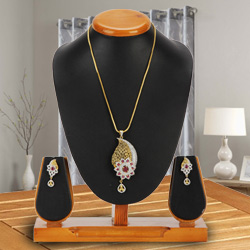 Flowing Dazzle Pendent and Earrings Set Flowing Dazzle Pendent and Earrings Set
