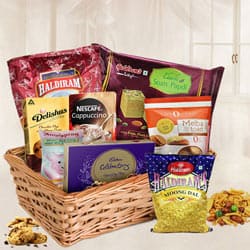 Amazing Hamper Basket with Assorted Items Amazing Hamper Basket with Assorted Items